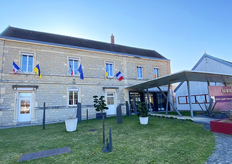 La mairie de Quetigny a installé sur sa façade deux drapeaux aux couleurs de l'Ukraine 